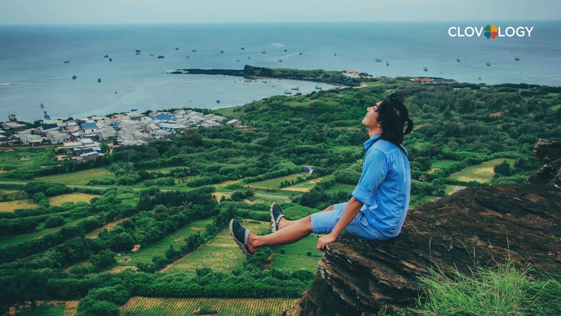 A guy sat on top of a mountain enjoying the feeling of freedom, he thought he was free, but maybe he misunderstood. Many people do not understand the definition of freedom, do not understand what freedom really is? A guy sat on top of a mountain enjoying the feeling of freedom, he thought he was free, but maybe he misunderstood.